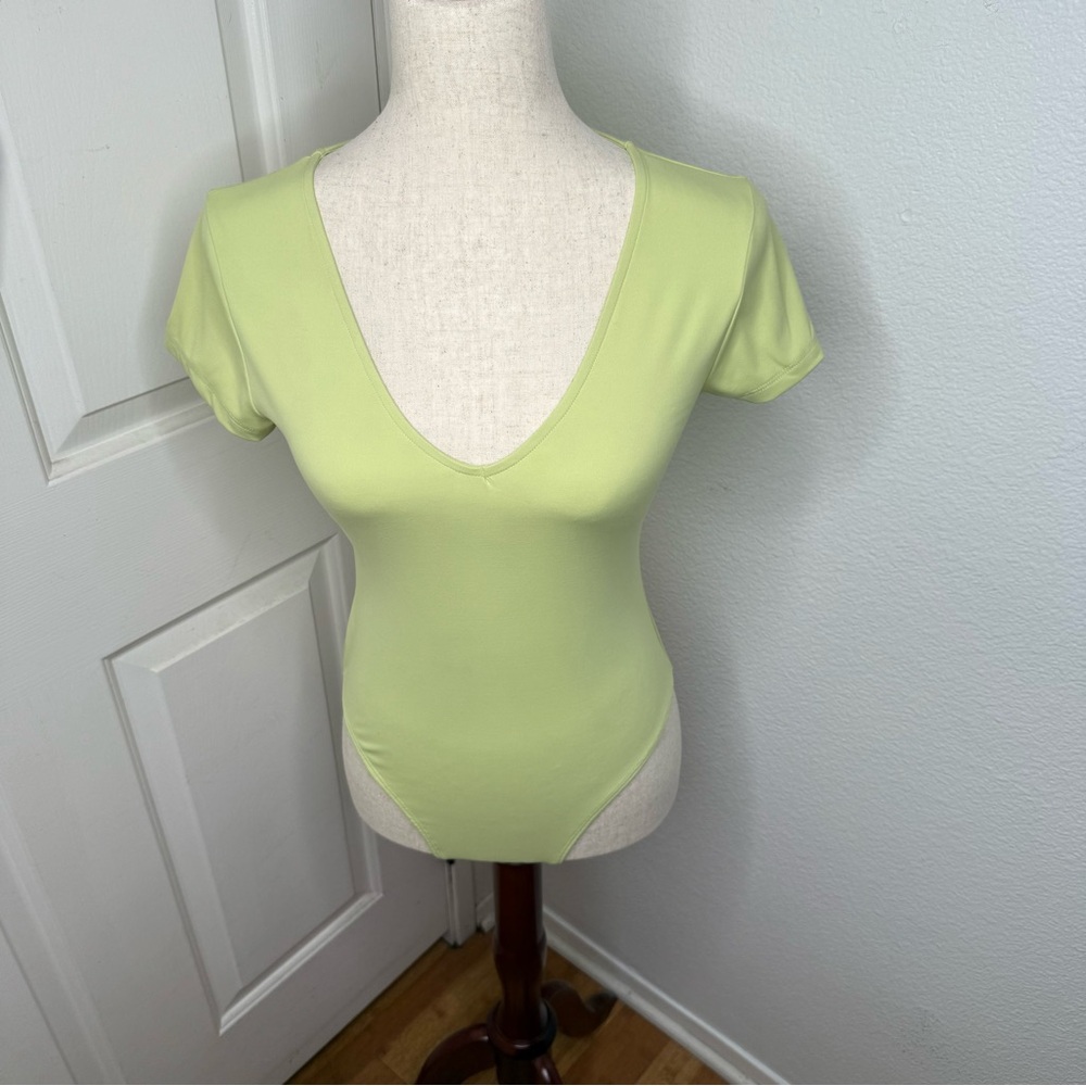 Steve Madden Erika Lime Green Bodysuit SZ S
V-Neck Cap Sleeve